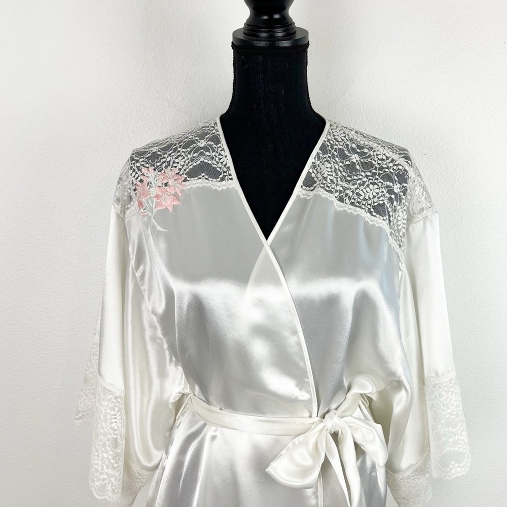 Vintage White Satin Lace Robe Large Embroidery Bridal Boudoir Glam Soft Elegance - Picture 3 of 12